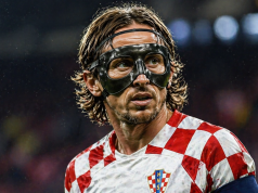 Luka Modrić s zaštitnom maskom na licu tijekom utakmice u dresu hrvatske reprezentacije
