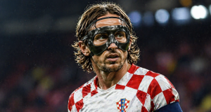 Luka Modrić s zaštitnom maskom na licu tijekom utakmice u dresu hrvatske reprezentacije