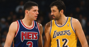Vlade Divac i Dražen Petrović tijekom susreta u NBA utakmici, razgovaraju na terenu u dresovima Lakersa i Netsa