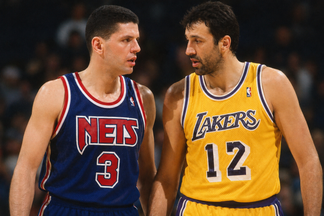 Vlade Divac i Dražen Petrović tijekom susreta u NBA utakmici, razgovaraju na terenu u dresovima Lakersa i Netsa