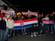 Skupina navijača drži hrvatske zastave i obilježja Armade, uključujući zastavu s natpisom Rijeka i šal Hrvatske.