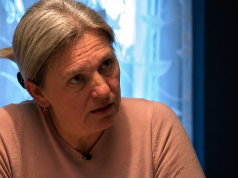 Slavica Šota u razgovoru, ozbiljnog izraza lica, tijekom intervjua u zatvorenom prostoru.