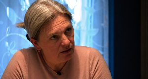 Slavica Šota u razgovoru, ozbiljnog izraza lica, tijekom intervjua u zatvorenom prostoru.