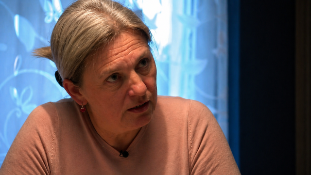 Slavica Šota u razgovoru, ozbiljnog izraza lica, tijekom intervjua u zatvorenom prostoru.