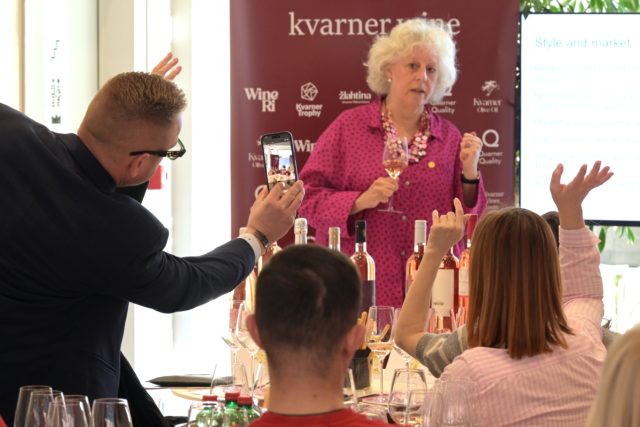 Elizabeth in action (1)