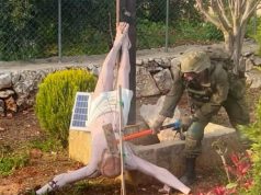 Izraelski vojnik udara po kipu Isusa