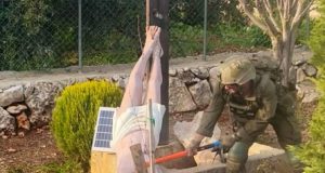 Izraelski vojnik udara po kipu Isusa