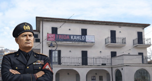 Mussolini ispred vile u Italiji