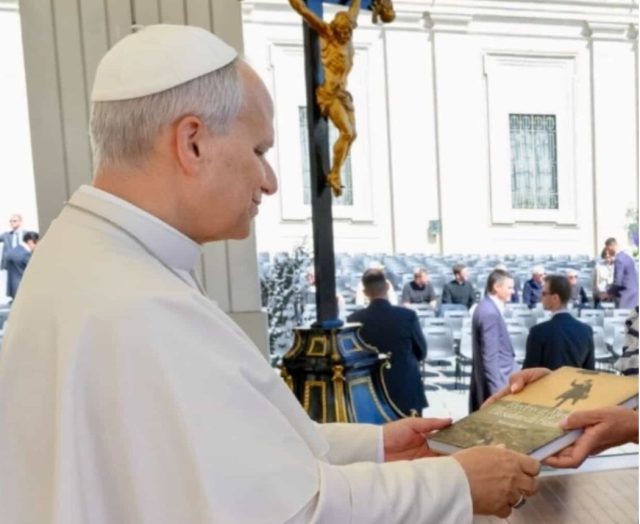 Papa primio knjigu Papa primio knjigu