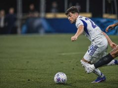 Martin Baturina u dresu Coma vodi loptu u prodoru protiv igrača Intera tijekom utakmice, u akciji koju je klub istaknuo kao “hrvatsku zvijezdu”.