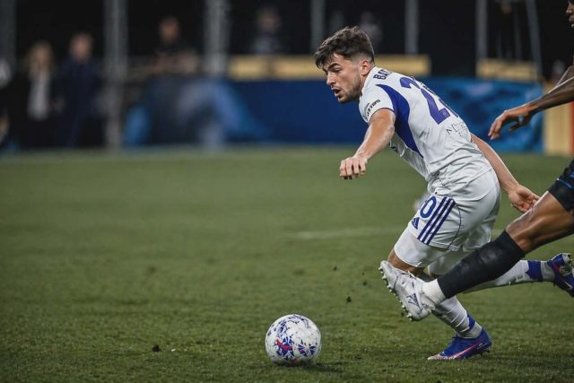 Martin Baturina u dresu Coma vodi loptu u prodoru protiv igrača Intera tijekom utakmice, u akciji koju je klub istaknuo kao “hrvatsku zvijezdu”.