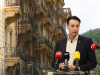 Gradonačelnik Fernando Kirigin govori na konferenciji za medije, u pozadini zgrada u Opatiji s postavljenim skelama i zaštitnim mrežama.