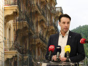 Gradonačelnik Fernando Kirigin govori na konferenciji za medije, u pozadini zgrada u Opatiji s postavljenim skelama i zaštitnim mrežama.