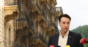 Gradonačelnik Fernando Kirigin govori na konferenciji za medije, u pozadini zgrada u Opatiji s postavljenim skelama i zaštitnim mrežama.