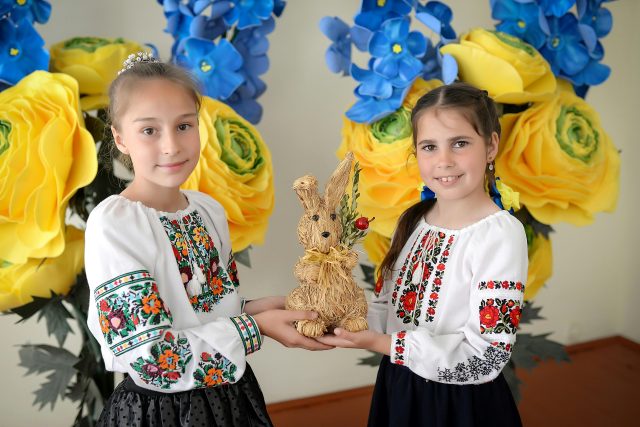 Foto: Djevojke nose Vyshyvanku, pexels