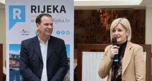 Gradonačelnica govori na događaju dok uz nju stoji direktor TZ, ilustracija uz vijest o blokadi izbora direktora Turističke zajednice Rijeke.
