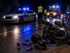 Noćna prometna nesreća na mokroj cesti s prevrnutim četverociklom i prisutnim vozilima hitnih službi