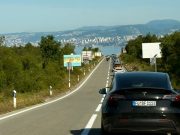 Kolona vozila na cesti prema unutrašnjosti s pogledom na Kvarner i Rijeku u pozadini