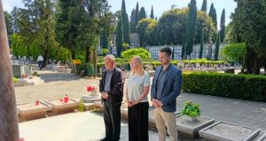 Predrag Miletić, Laura Marchig i Enea Dessardo odaju počast civilnim žrtvama nakon 1945. na riječkom groblju