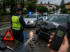 Ilustracija prometne nesreće na Viškovu uz policijsko vozilo, oštećeni automobil i alkotest nakon vožnje pod utjecajem alkohola.