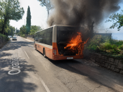 Zapalio se autobus Autotroleja na liniji 32 prema Rijeci, putnici evakuirani Ilustracija zapaljenog autobusa Autotroleja na opatijskoj cesti iznad Rijeke, s gustim crnim dimom koji izlazi iz stražnjeg dijela vozila.