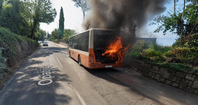 ChatGPT IIlustracija zapaljenog autobusa Autotroleja na liniji 32 Opatija – Rijekamage 14. svi 2026. 08 35 14 Ilustracija zapaljenog autobusa Autotroleja na opatijskoj cesti iznad Rijeke, s gustim crnim dimom koji izlazi iz stražnjeg dijela vozila.