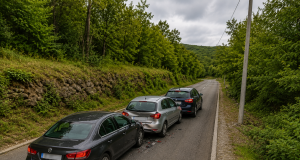 Lančani sudar triju vozila na prometnici između Drenove i Pašca kod Rijeke.