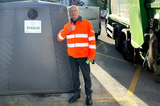 Direktor KD Čistoća Igor Velimirović na terenu uz spremnike za otpad i komunalno vozilo u Rijeci