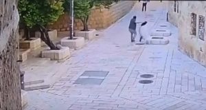 FOTO: Izraelac fizički nasrnuo na časnu sestru