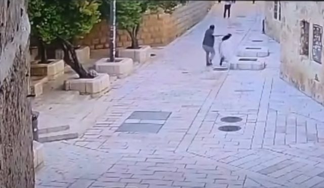 FOTO: Izraelac fizički nasrnuo na časnu sestru
